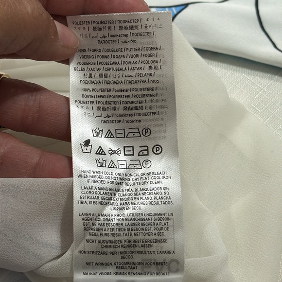 (A5) GUESS BY MARCIANO FLORAL FLOWY BLOUSE
WITH OPEN SHOULDERS
SIZE M, satin - Picture 13 of 16